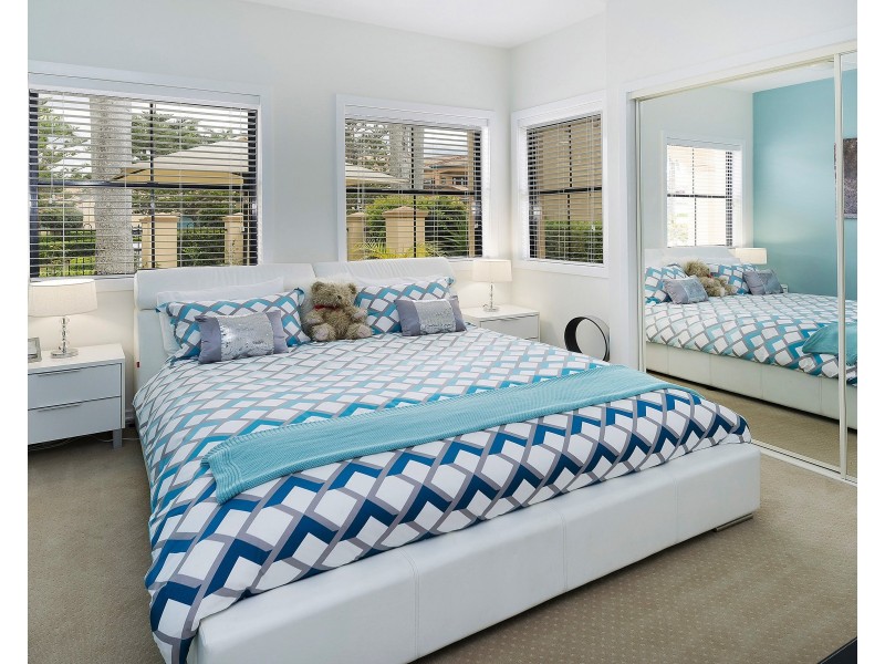 3289 Palladian Dr, Hope Island QLD 4212
