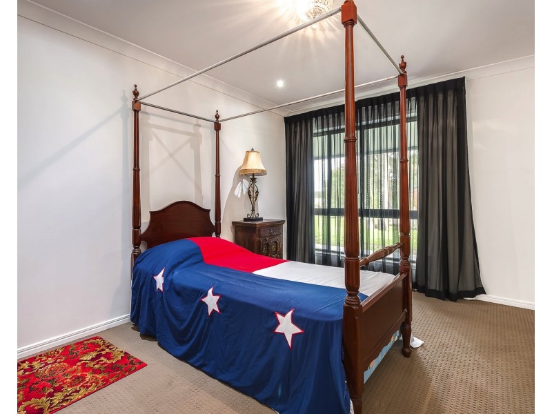 64 Clarence Dr, Helensvale QLD 4212
