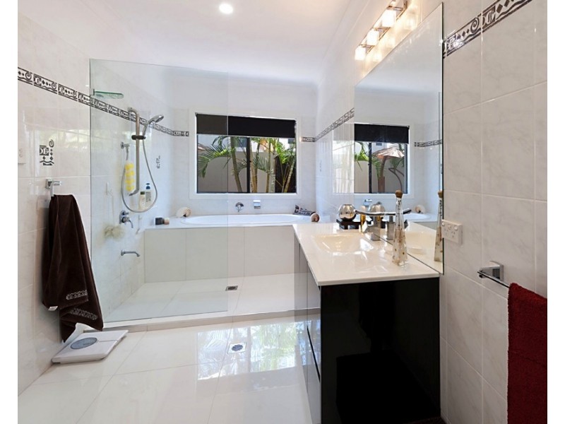 1675 Riverdale Dr, Hope Island QLD 4212