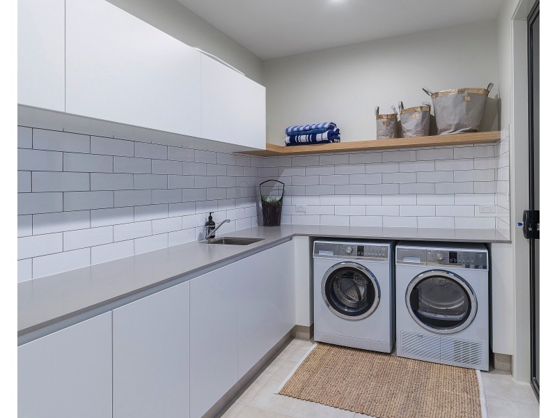 86 North Quay Cct, Hope Island QLD 4212