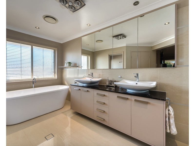 2561 Cressbrook Dr, Hope Island QLD 4212