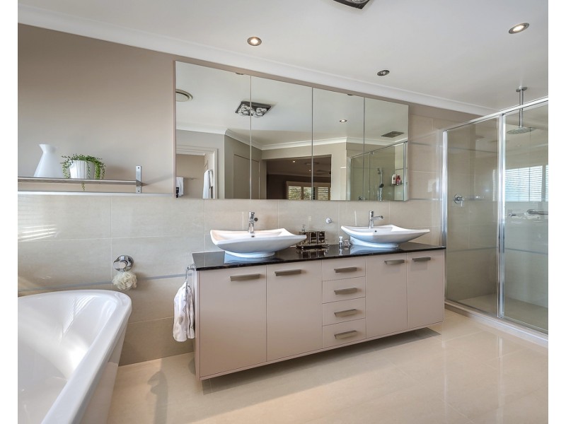 2561 Cressbrook Dr, Hope Island QLD 4212