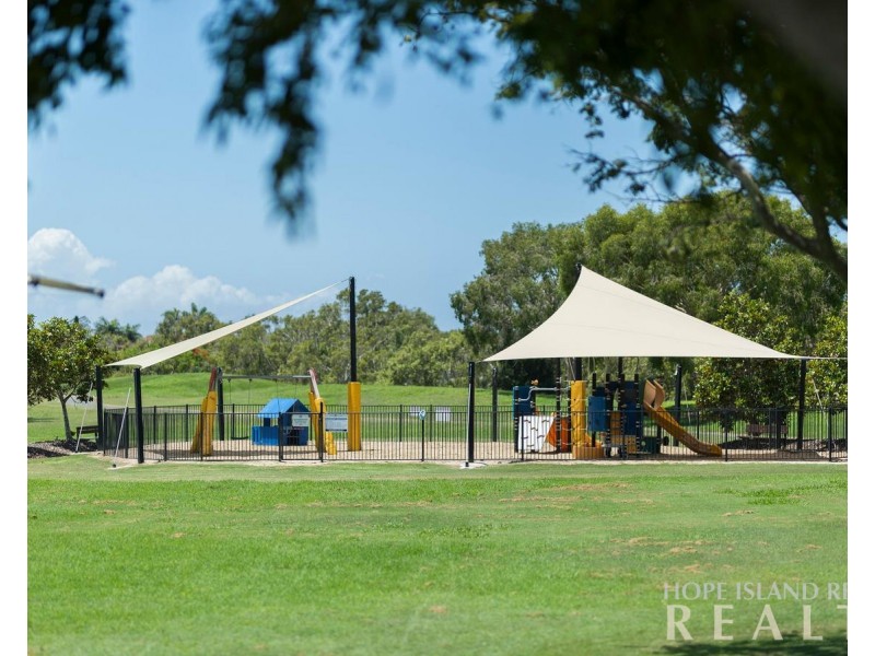 2561 Cressbrook Dr, Hope Island QLD 4212