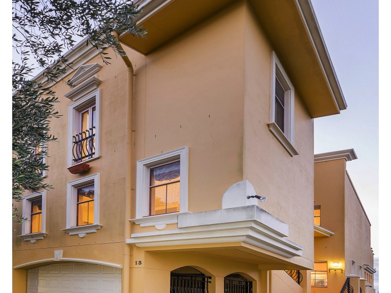 13/14 Pendraat Pde, Hope Island QLD 4212