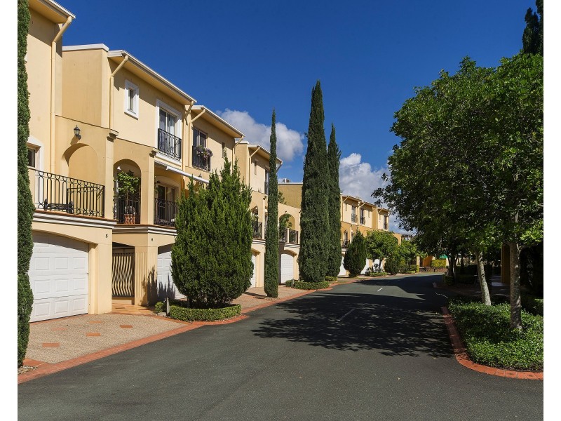 13/14 Pendraat Pde, Hope Island QLD 4212