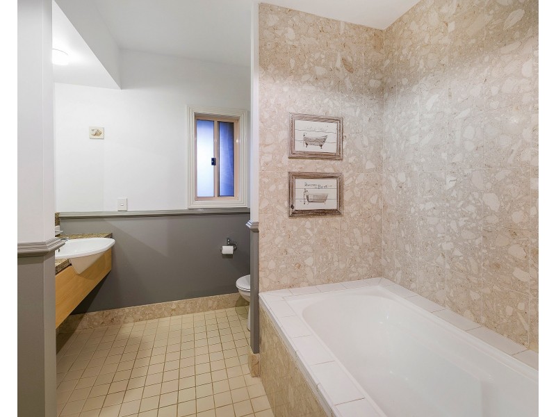 13/14 Pendraat Pde, Hope Island QLD 4212