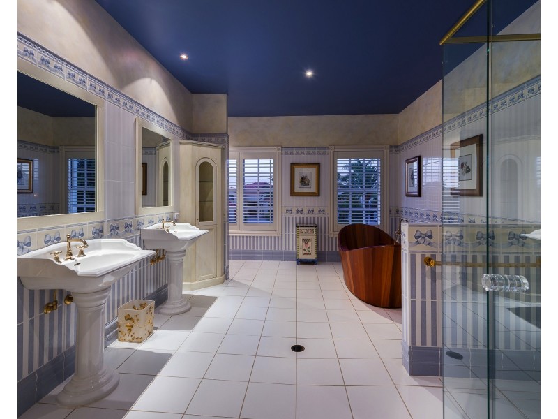 3184 Riverleigh Dr, Hope Island QLD 4212