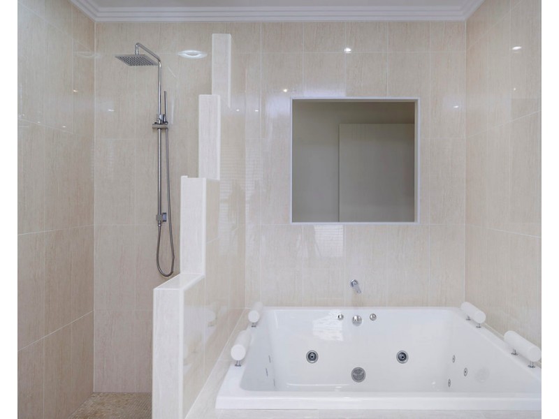 2220 Taromeo Ct, Hope Island QLD 4212