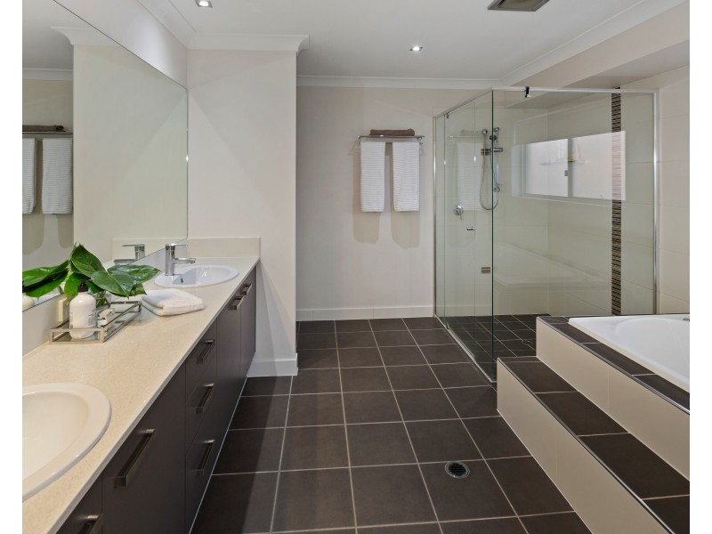 2861 Virginia Dr, Hope Island QLD 4212