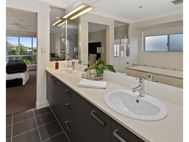 2861 Virginia Dr, Hope Island QLD 4212