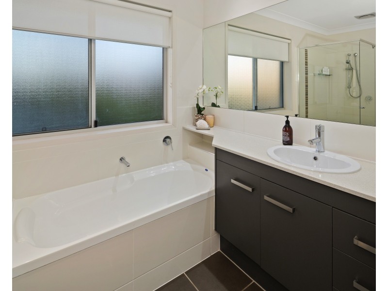 2861 Virginia Dr, Hope Island QLD 4212