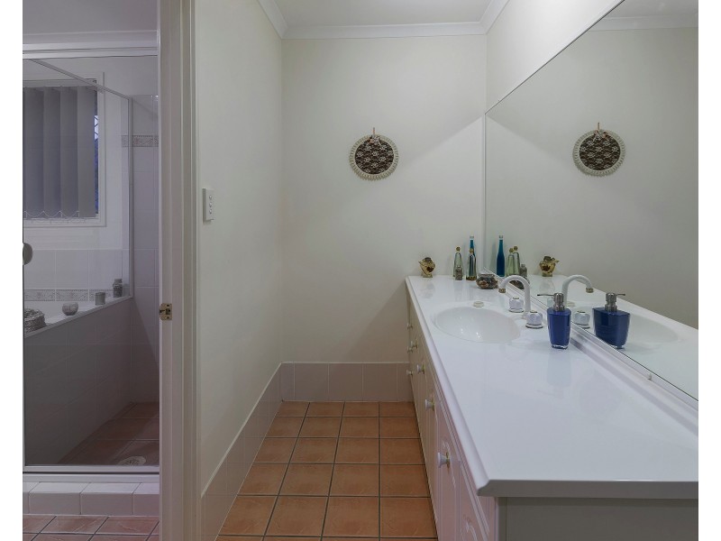 35 Lakeshore Dr, Helensvale QLD 4212