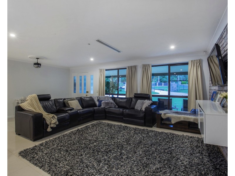 27 Derwent Ave, Helensvale QLD 4212