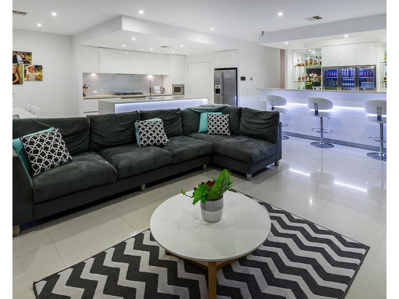 8 River Links Bvd E, Helensvale QLD 4212