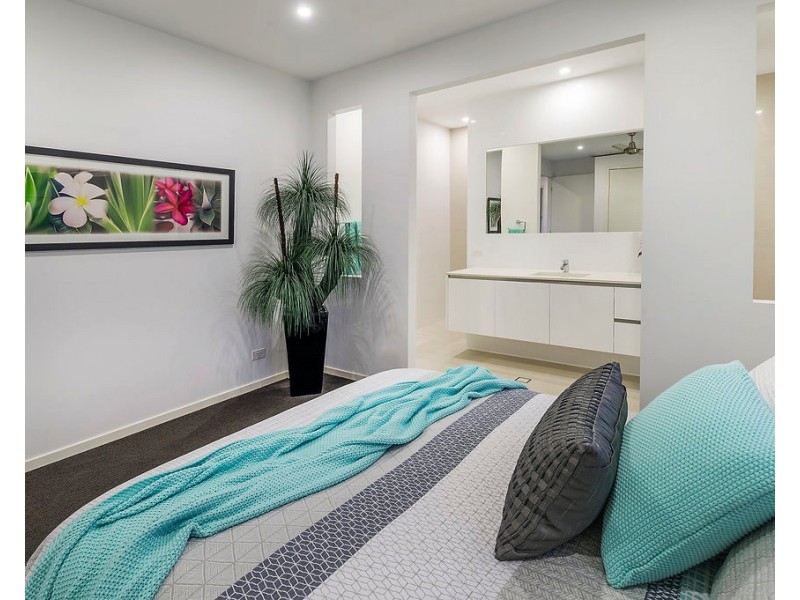 8 River Links Bvd E, Helensvale QLD 4212