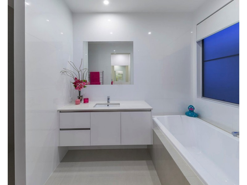 8 River Links Bvd E, Helensvale QLD 4212