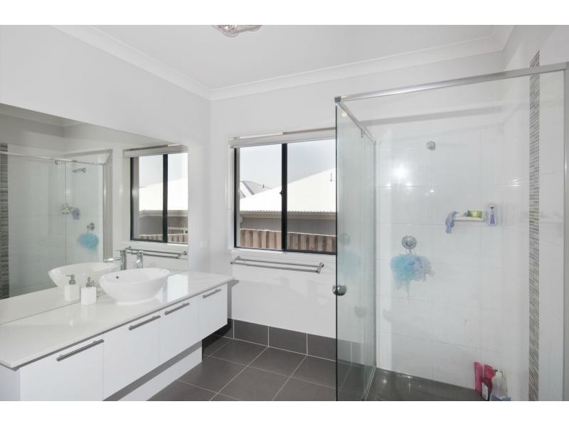 16 Rosabrook Crescent, Ormeau QLD 4208