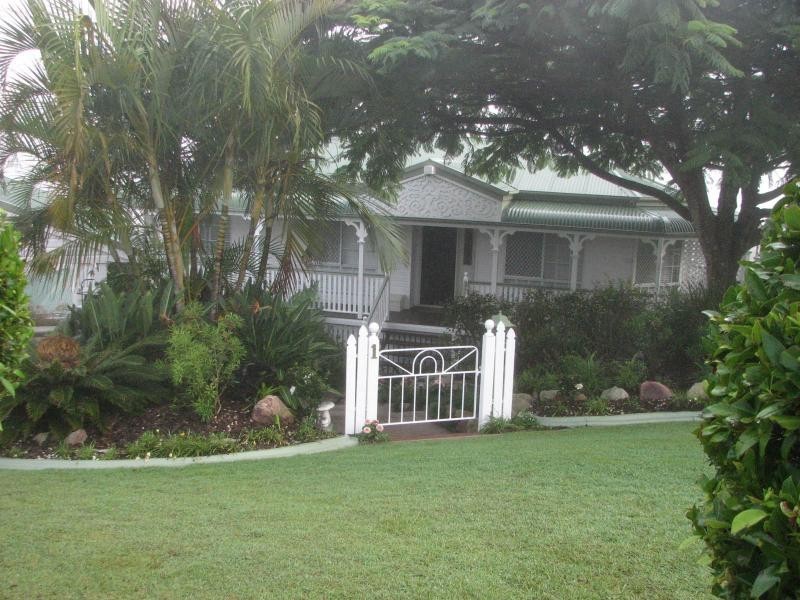1 Valerie Close, Edens Landing QLD 4207