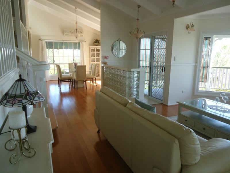 1 Valerie Close, Edens Landing QLD 4207