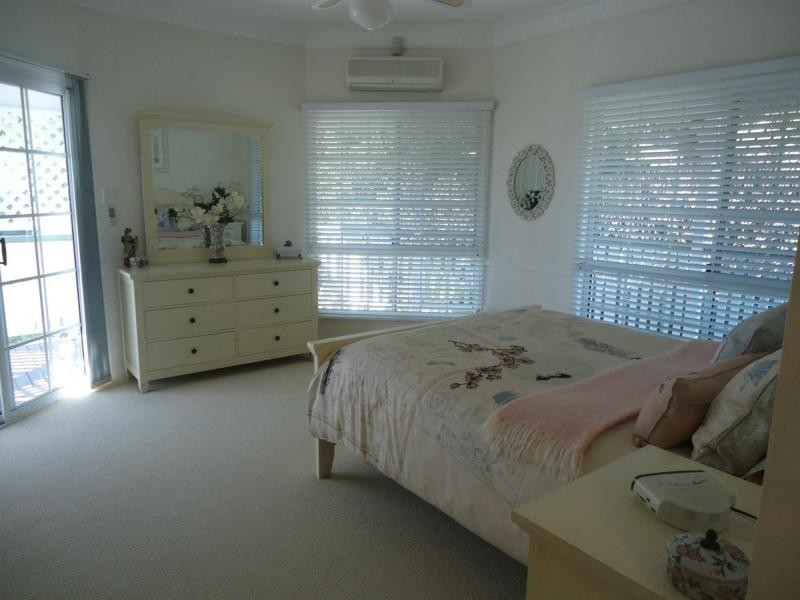 1 Valerie Close, Edens Landing QLD 4207