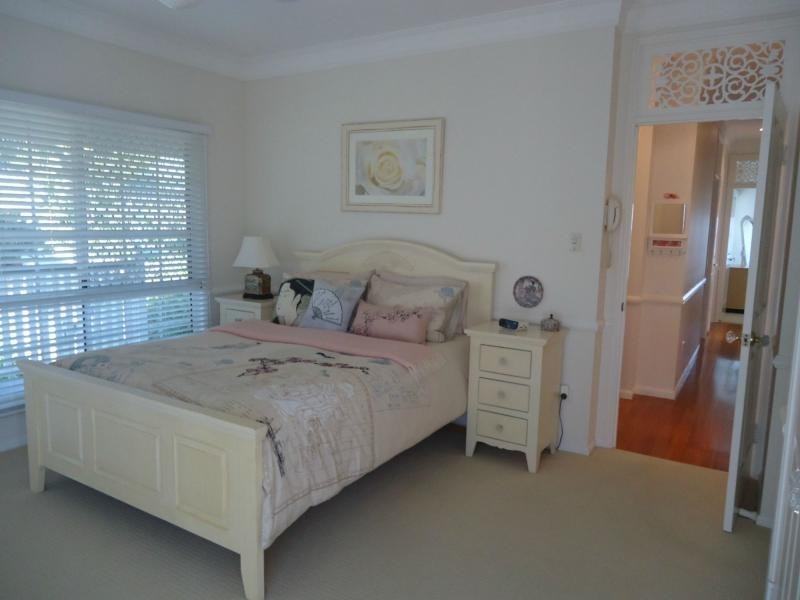 1 Valerie Close, Edens Landing QLD 4207