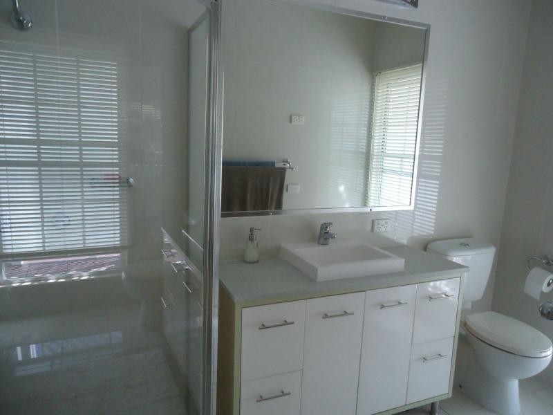 1 Valerie Close, Edens Landing QLD 4207