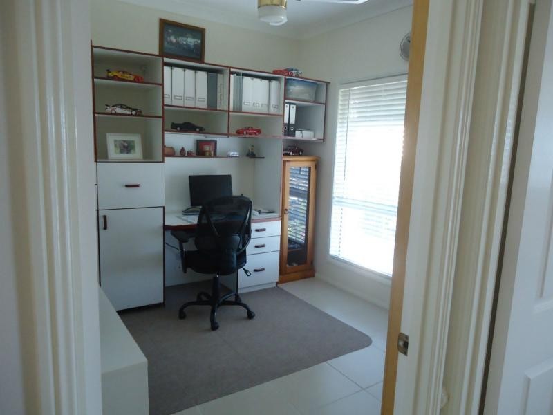 1 Valerie Close, Edens Landing QLD 4207