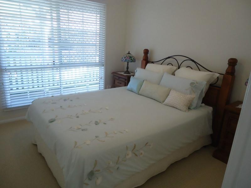 1 Valerie Close, Edens Landing QLD 4207