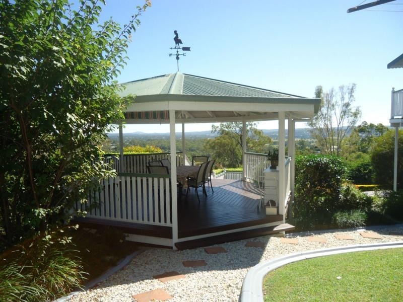 1 Valerie Close, Edens Landing QLD 4207