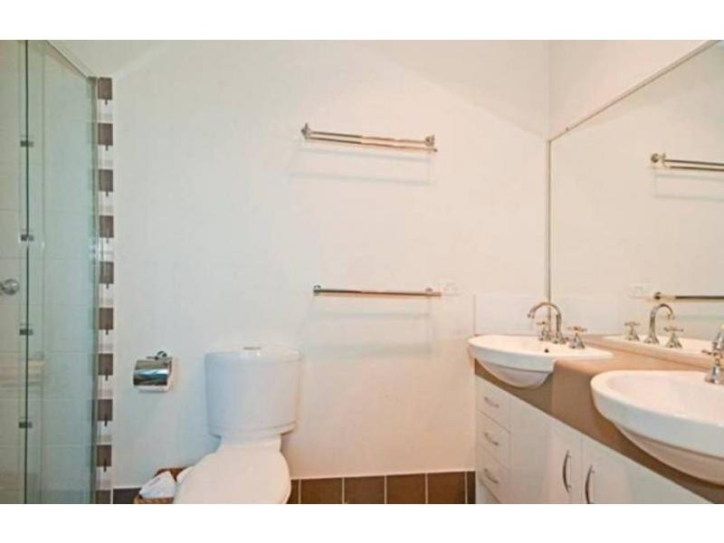 35 Lake Breeze Drive, Windaroo QLD 4207