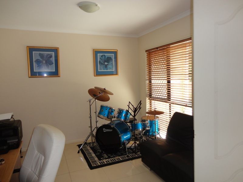 8 Yvonne Crescent, Mount Warren Park QLD 4207