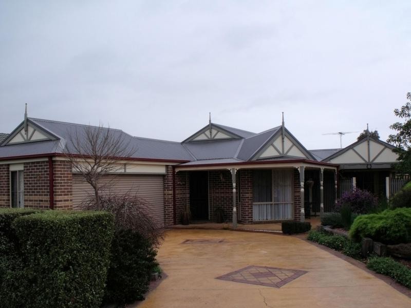 12 Oak Post Place, Cranbourne VIC 3977