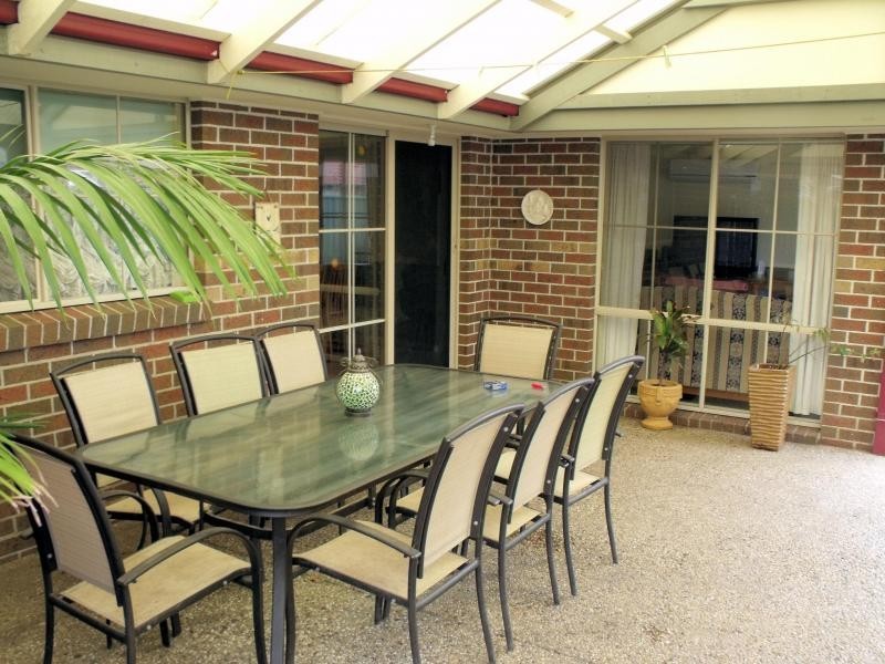 12 Oak Post Place, Cranbourne VIC 3977