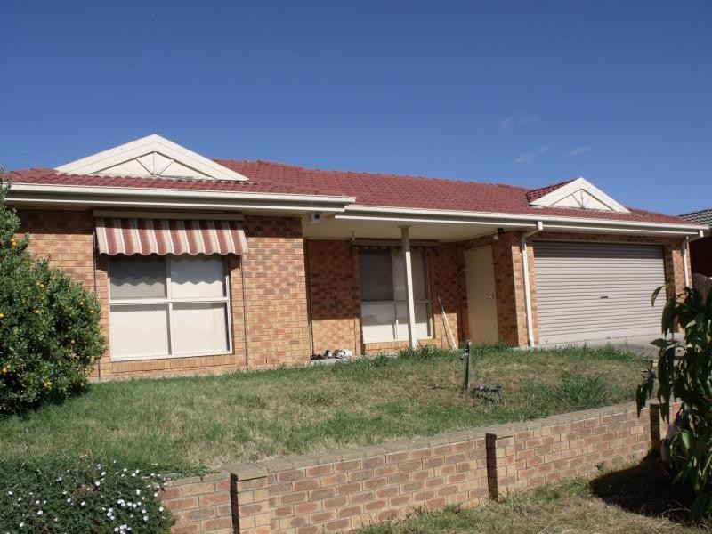 30 Manatoka Crescent, Hampton Park VIC 3976