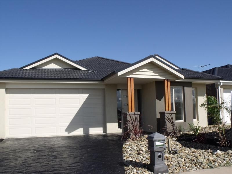83 The Parkway, Pakenham VIC 3810