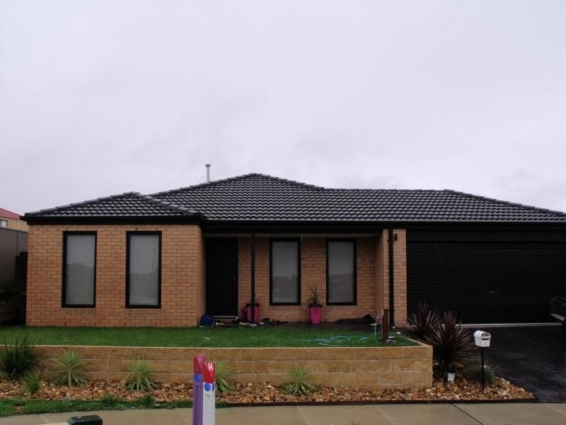 8 Avalon Crescent, Cranbourne VIC 3977