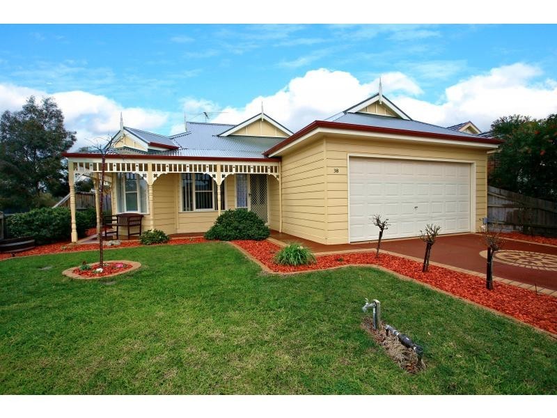 38 Lindsay Crescent, Lynbrook VIC 3975