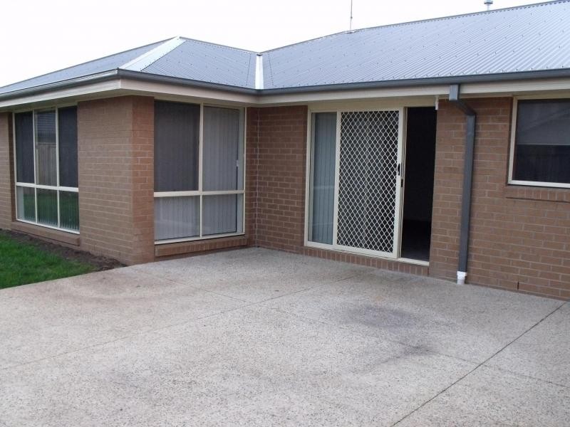 13 Ben Hall Street, Cranbourne East VIC 3977