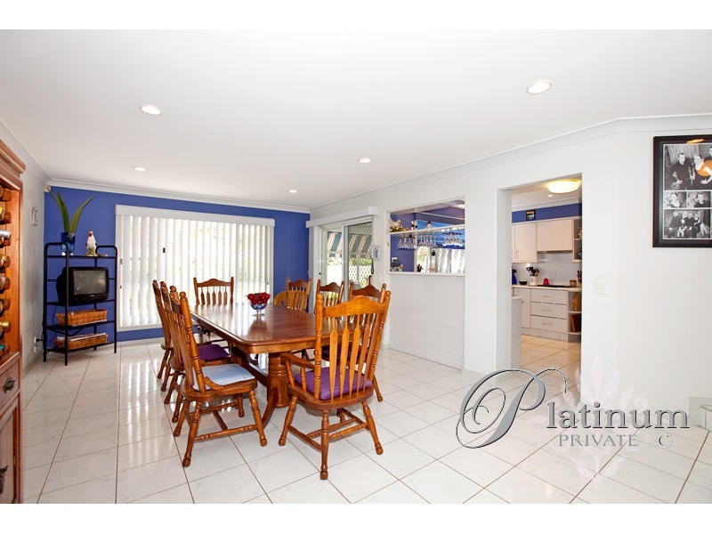 11 St Andrews Crescent, Carindale QLD 4152