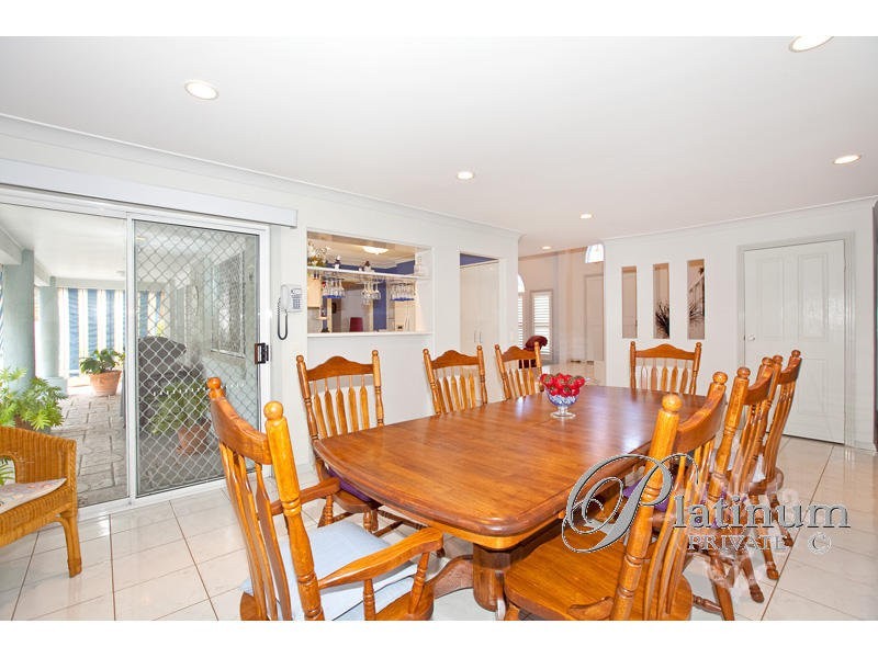 11 St Andrews Crescent, Carindale QLD 4152