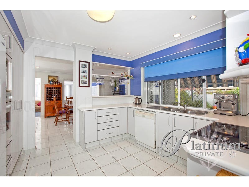 11 St Andrews Crescent, Carindale QLD 4152