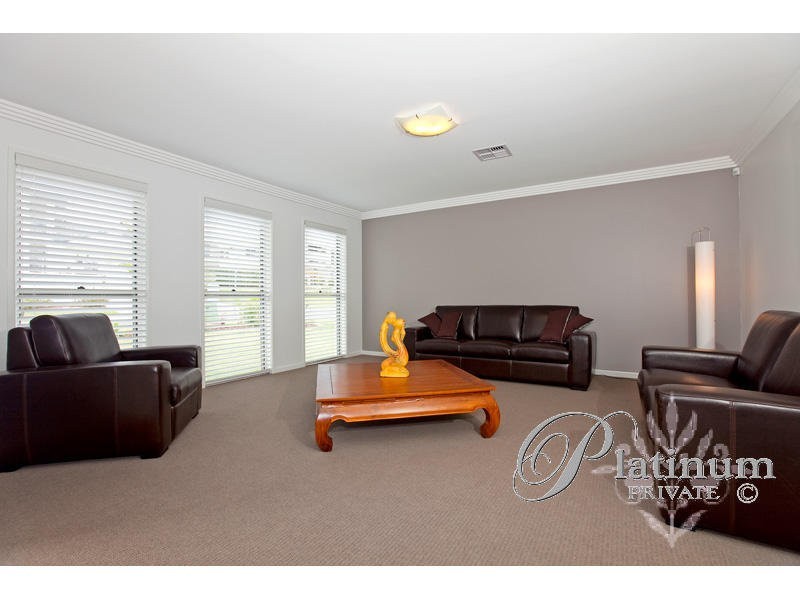 14 Riverston Court, Carindale QLD 4152