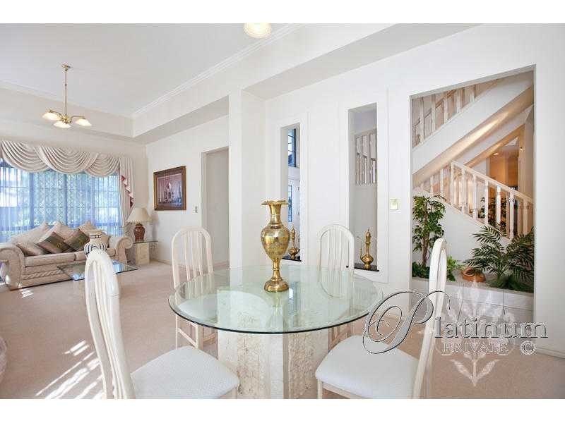 6 Pinehurst Place, Carindale QLD 4152