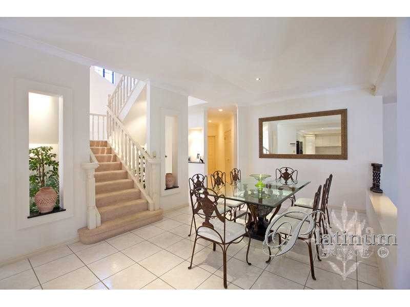 6 Pinehurst Place, Carindale QLD 4152