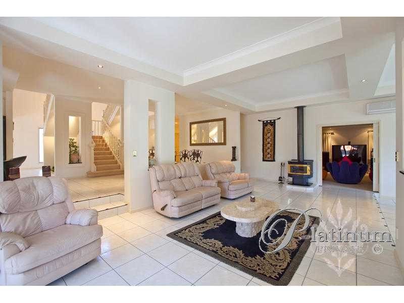 6 Pinehurst Place, Carindale QLD 4152