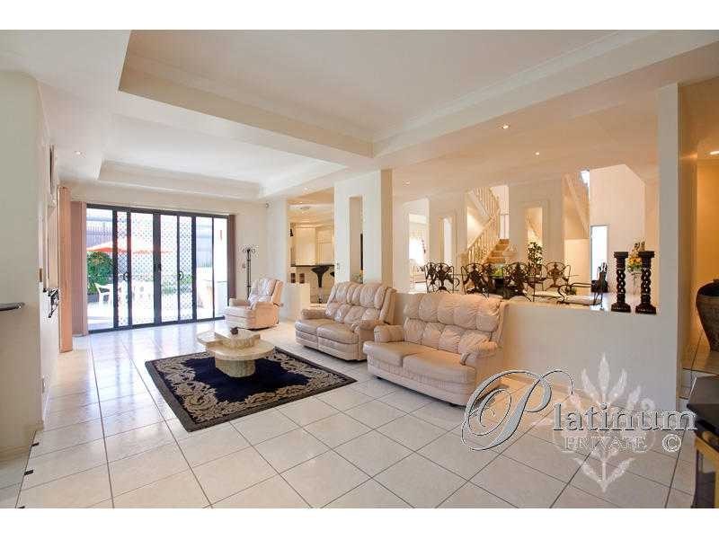 6 Pinehurst Place, Carindale QLD 4152