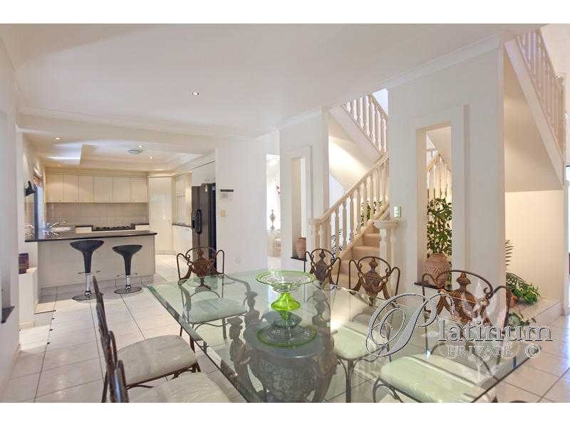 6 Pinehurst Place, Carindale QLD 4152