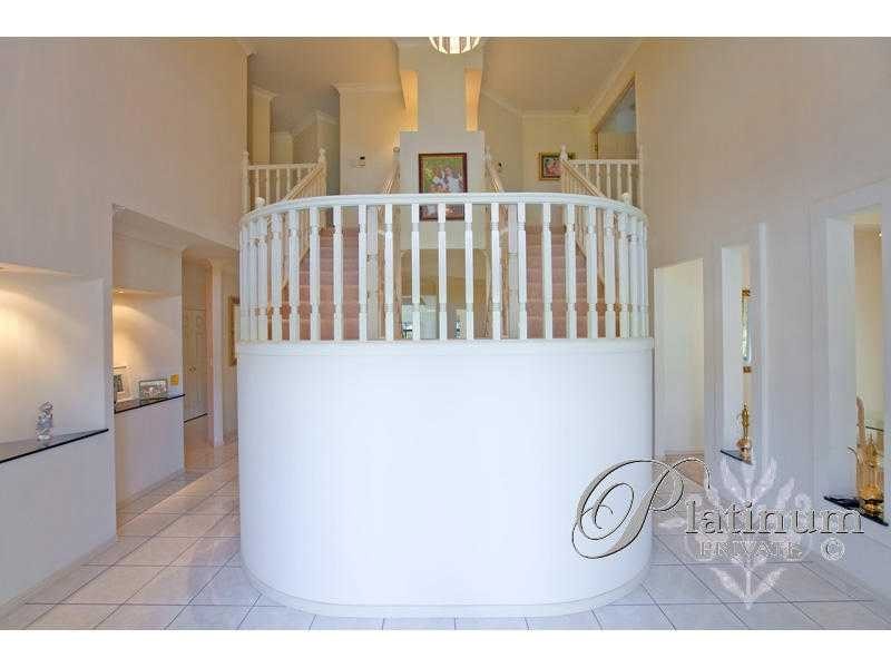 6 Pinehurst Place, Carindale QLD 4152