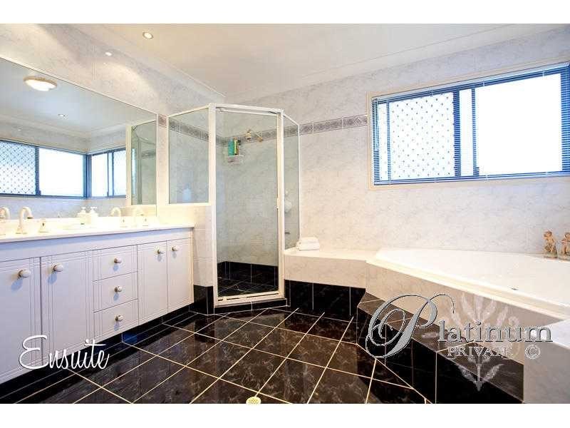 6 Pinehurst Place, Carindale QLD 4152