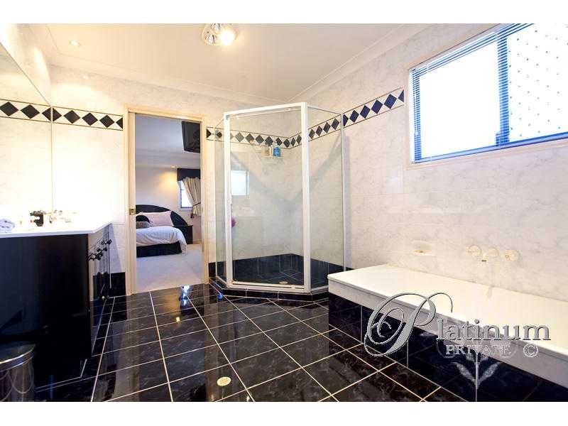 6 Pinehurst Place, Carindale QLD 4152